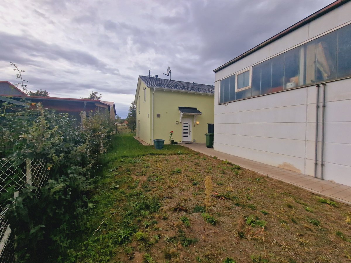 Foto Neuwertiges ZFH mit großer Halle in Tegernheim